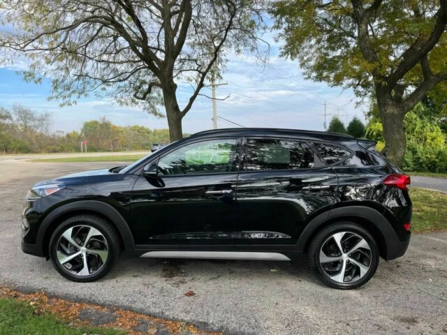 Черный Хендай Туксон, объемом двигателя 1.6 л и пробегом 34 тыс. км за 19000 $, фото 2 на Automoto.ua