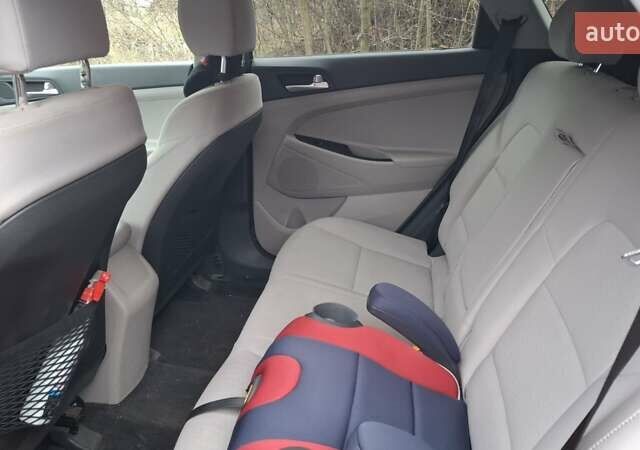 Черный Хендай Туксон, объемом двигателя 2 л и пробегом 101 тыс. км за 19700 $, фото 5 на Automoto.ua