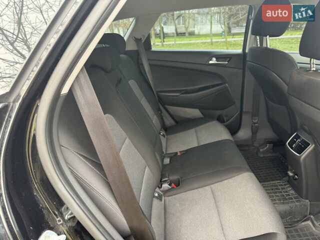 Черный Хендай Туксон, объемом двигателя 2 л и пробегом 70 тыс. км за 23000 $, фото 3 на Automoto.ua