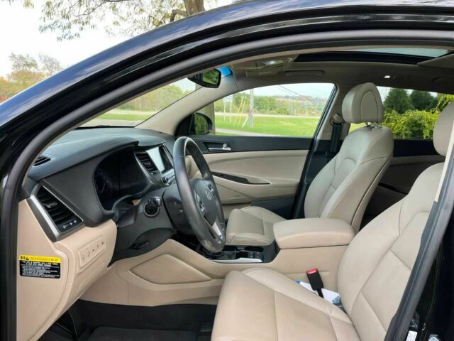 Черный Хендай Туксон, объемом двигателя 1.6 л и пробегом 34 тыс. км за 19000 $, фото 9 на Automoto.ua