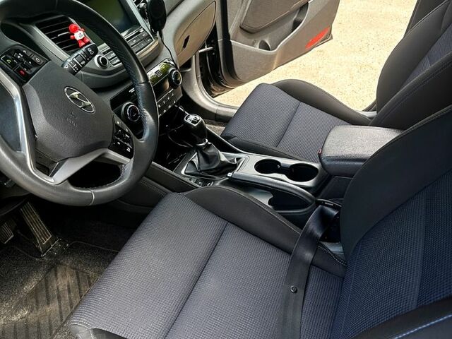 Черный Хендай Туксон, объемом двигателя 1.7 л и пробегом 120 тыс. км за 19500 $, фото 5 на Automoto.ua