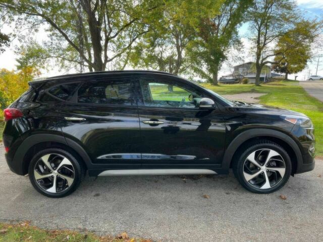 Черный Хендай Туксон, объемом двигателя 1.6 л и пробегом 34 тыс. км за 19000 $, фото 6 на Automoto.ua