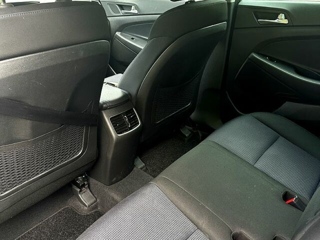 Черный Хендай Туксон, объемом двигателя 1.7 л и пробегом 120 тыс. км за 19500 $, фото 9 на Automoto.ua