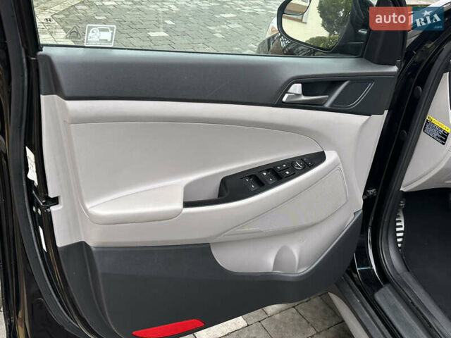 Черный Хендай Туксон, объемом двигателя 2 л и пробегом 156 тыс. км за 12800 $, фото 65 на Automoto.ua