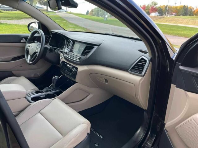 Черный Хендай Туксон, объемом двигателя 1.6 л и пробегом 34 тыс. км за 19000 $, фото 7 на Automoto.ua