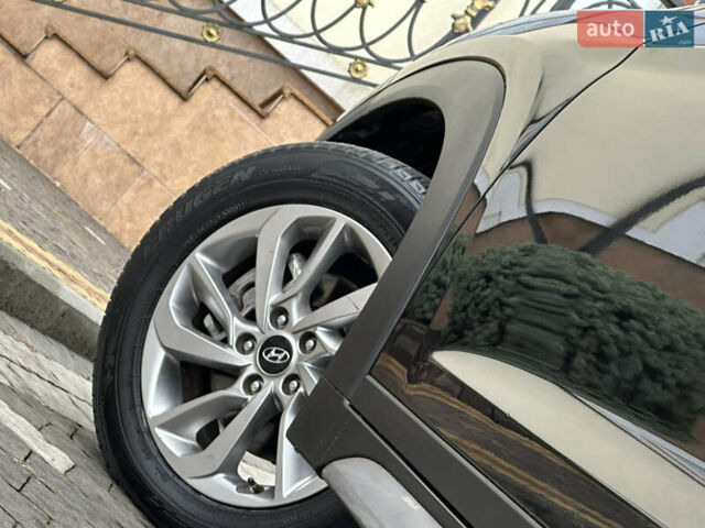 Черный Хендай Туксон, объемом двигателя 2 л и пробегом 156 тыс. км за 12800 $, фото 25 на Automoto.ua