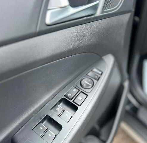 Чорний Хендай Туксон, об'ємом двигуна 1.6 л та пробігом 102 тис. км за 329 $, фото 10 на Automoto.ua