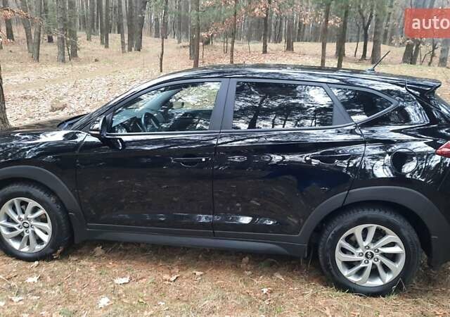 Черный Хендай Туксон, объемом двигателя 2 л и пробегом 100 тыс. км за 17200 $, фото 6 на Automoto.ua