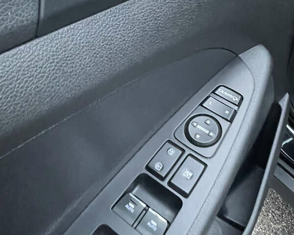 Черный Хендай Туксон, объемом двигателя 2 л и пробегом 103 тыс. км за 20900 $, фото 32 на Automoto.ua