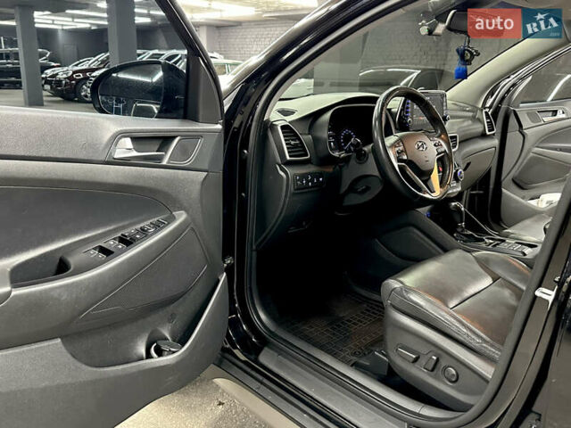 Черный Хендай Туксон, объемом двигателя 2 л и пробегом 153 тыс. км за 20500 $, фото 12 на Automoto.ua