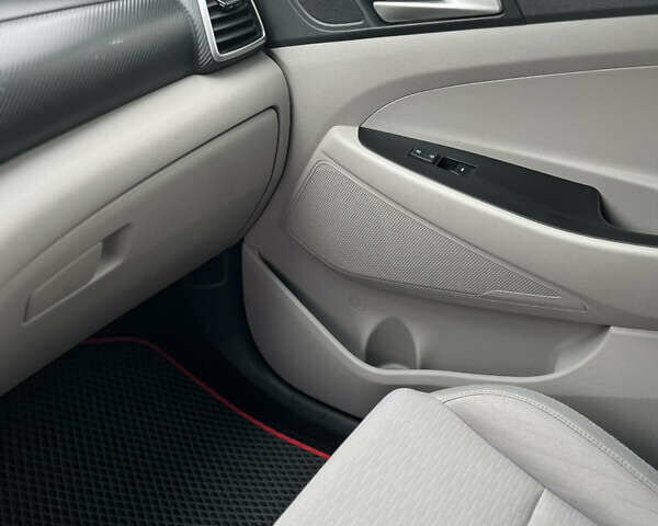 Черный Хендай Туксон, объемом двигателя 2 л и пробегом 192 тыс. км за 15200 $, фото 18 на Automoto.ua