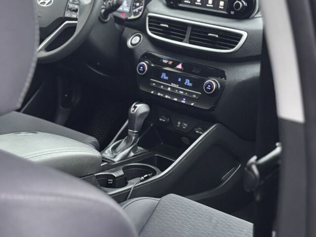 Черный Хендай Туксон, объемом двигателя 2.4 л и пробегом 140 тыс. км за 20000 $, фото 4 на Automoto.ua