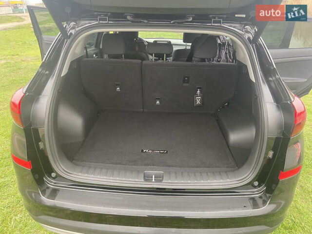 Черный Хендай Туксон, объемом двигателя 2.36 л и пробегом 68 тыс. км за 19000 $, фото 6 на Automoto.ua