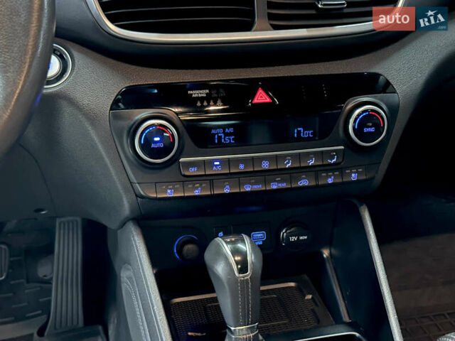 Черный Хендай Туксон, объемом двигателя 2 л и пробегом 153 тыс. км за 20500 $, фото 24 на Automoto.ua