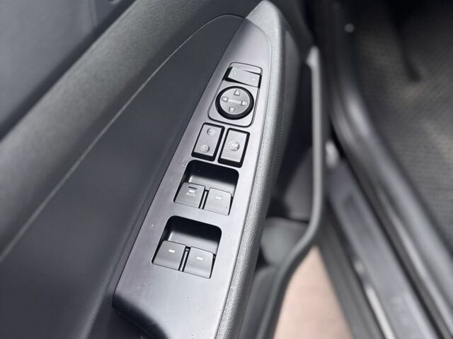 Черный Хендай Туксон, объемом двигателя 2.4 л и пробегом 140 тыс. км за 20000 $, фото 7 на Automoto.ua