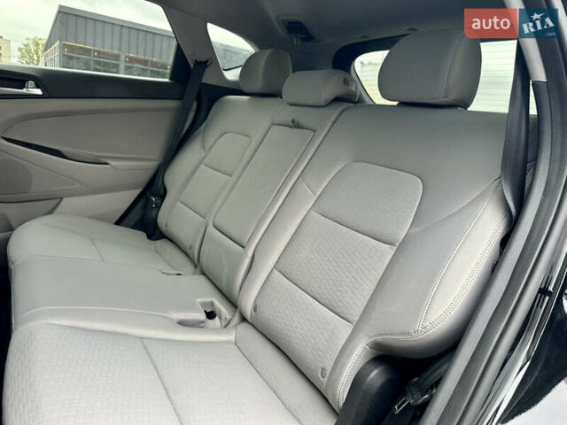 Черный Хендай Туксон, объемом двигателя 2 л и пробегом 48 тыс. км за 20490 $, фото 30 на Automoto.ua