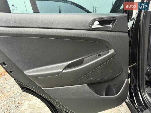 Черный Хендай Туксон, объемом двигателя 2 л и пробегом 55 тыс. км за 22300 $, фото 50 на Automoto.ua