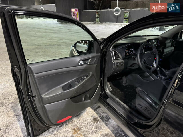 Черный Хендай Туксон, объемом двигателя 2 л и пробегом 86 тыс. км за 31000 $, фото 9 на Automoto.ua