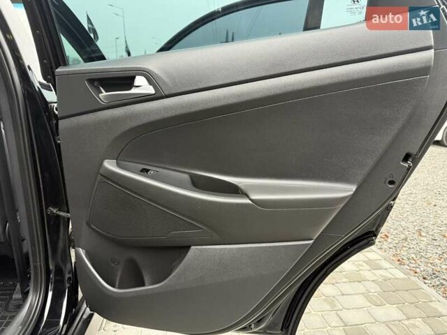 Черный Хендай Туксон, объемом двигателя 2 л и пробегом 55 тыс. км за 22300 $, фото 51 на Automoto.ua