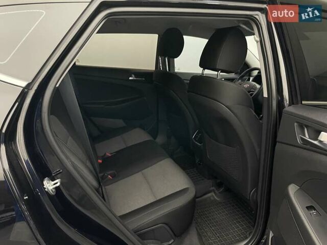 Черный Хендай Туксон, объемом двигателя 2 л и пробегом 100 тыс. км за 22424 $, фото 23 на Automoto.ua