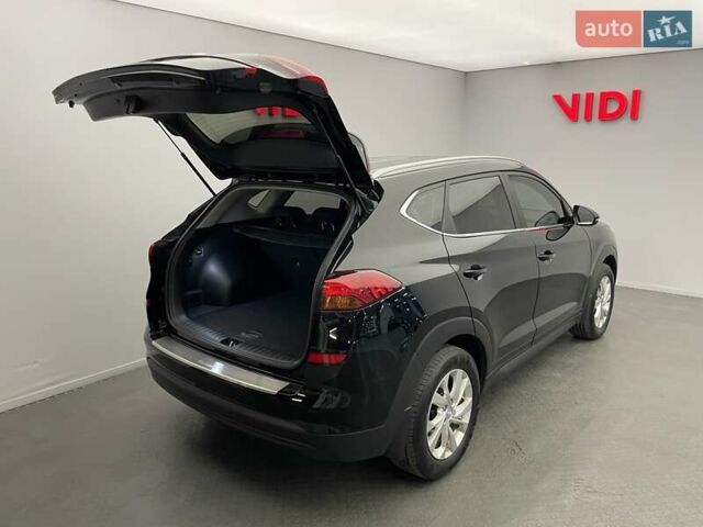 Черный Хендай Туксон, объемом двигателя 2 л и пробегом 100 тыс. км за 22424 $, фото 6 на Automoto.ua