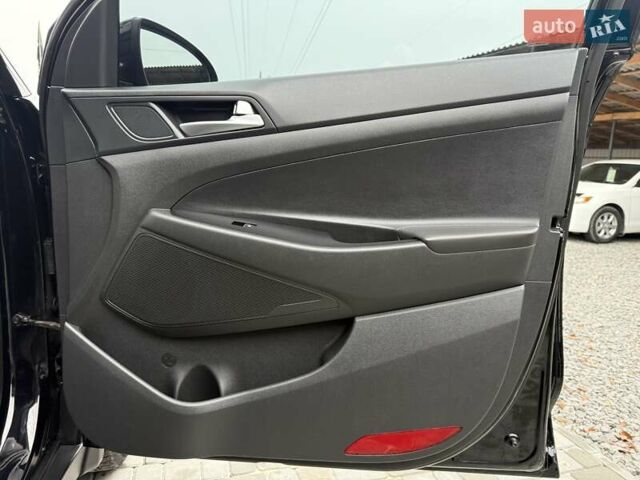 Черный Хендай Туксон, объемом двигателя 2 л и пробегом 55 тыс. км за 22300 $, фото 53 на Automoto.ua