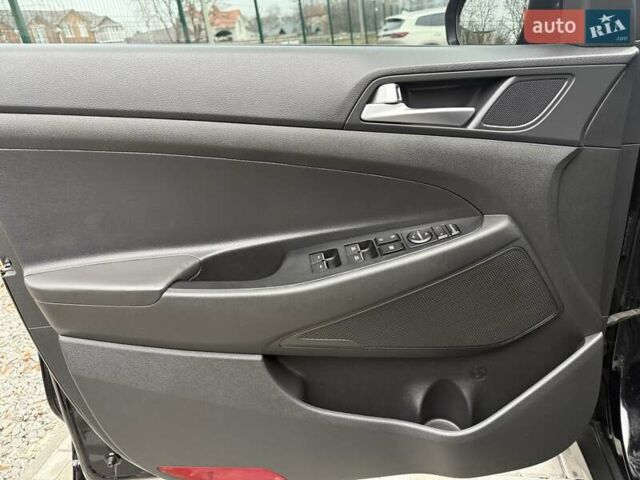 Черный Хендай Туксон, объемом двигателя 2 л и пробегом 55 тыс. км за 22300 $, фото 52 на Automoto.ua