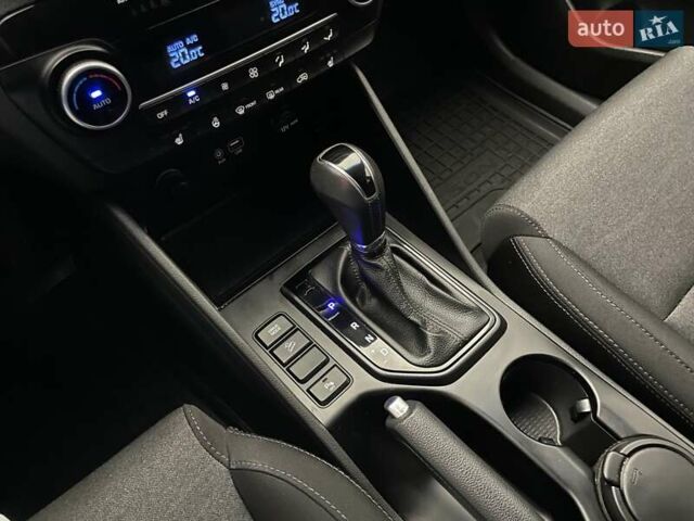 Черный Хендай Туксон, объемом двигателя 2 л и пробегом 100 тыс. км за 22424 $, фото 20 на Automoto.ua