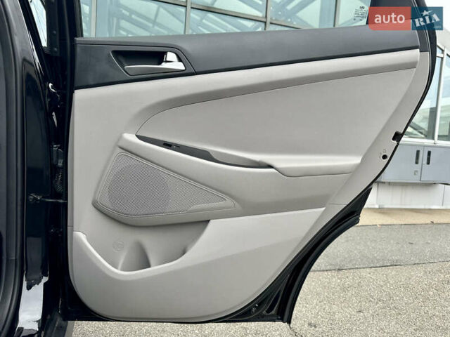 Черный Хендай Туксон, объемом двигателя 2 л и пробегом 47 тыс. км за 20990 $, фото 32 на Automoto.ua