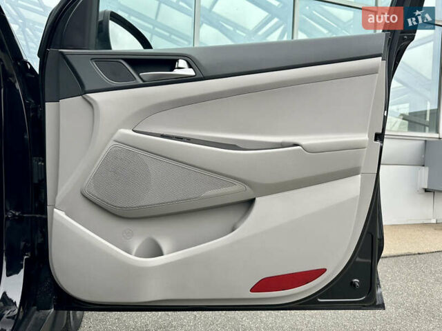 Черный Хендай Туксон, объемом двигателя 2 л и пробегом 48 тыс. км за 20490 $, фото 35 на Automoto.ua