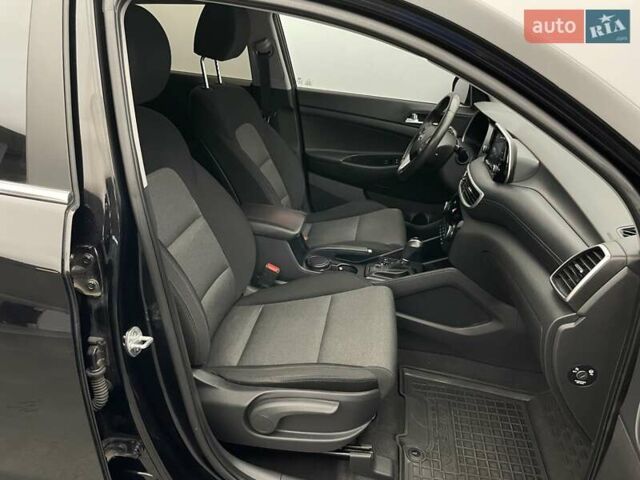 Черный Хендай Туксон, объемом двигателя 2 л и пробегом 100 тыс. км за 22424 $, фото 22 на Automoto.ua