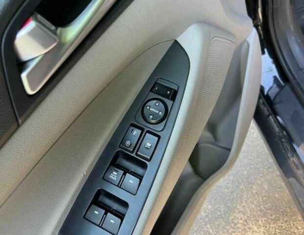 Черный Хендай Туксон, объемом двигателя 2 л и пробегом 89 тыс. км за 12400 $, фото 5 на Automoto.ua