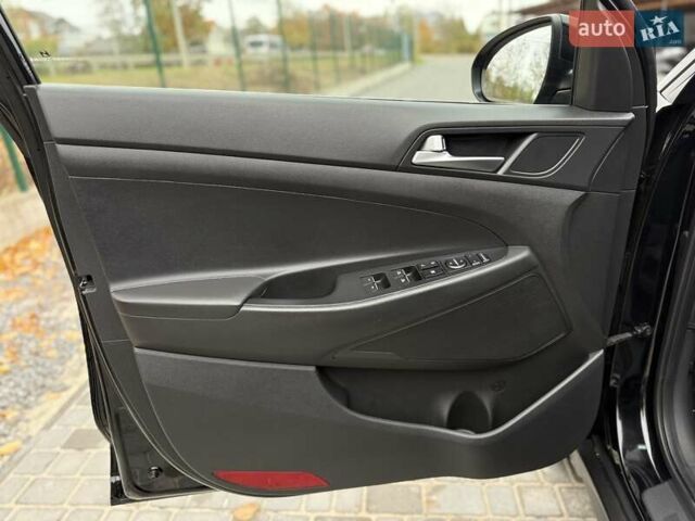 Черный Хендай Туксон, объемом двигателя 2 л и пробегом 77 тыс. км за 21500 $, фото 62 на Automoto.ua
