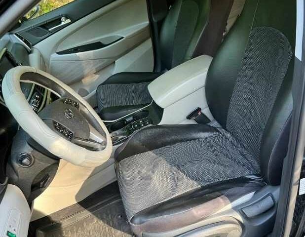 Черный Хендай Туксон, объемом двигателя 2 л и пробегом 89 тыс. км за 12400 $, фото 4 на Automoto.ua