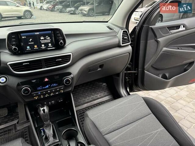Черный Хендай Туксон, объемом двигателя 2 л и пробегом 55 тыс. км за 22300 $, фото 32 на Automoto.ua