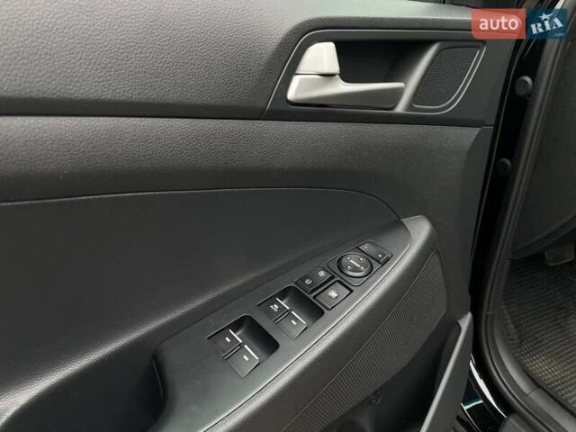 Черный Хендай Туксон, объемом двигателя 2.36 л и пробегом 137 тыс. км за 21990 $, фото 17 на Automoto.ua