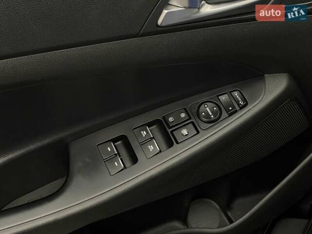 Черный Хендай Туксон, объемом двигателя 2 л и пробегом 100 тыс. км за 22424 $, фото 16 на Automoto.ua