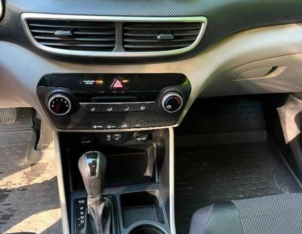 Черный Хендай Туксон, объемом двигателя 2 л и пробегом 89 тыс. км за 12400 $, фото 6 на Automoto.ua
