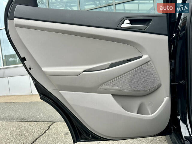 Черный Хендай Туксон, объемом двигателя 2 л и пробегом 47 тыс. км за 20990 $, фото 28 на Automoto.ua