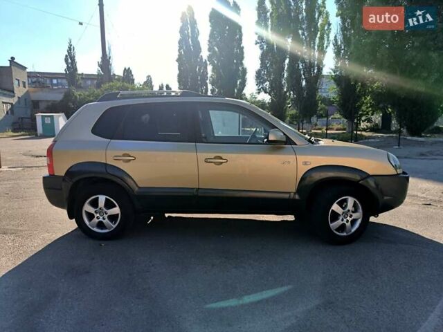 Коричневый Хендай Туксон, объемом двигателя 2 л и пробегом 137 тыс. км за 7500 $, фото 3 на Automoto.ua