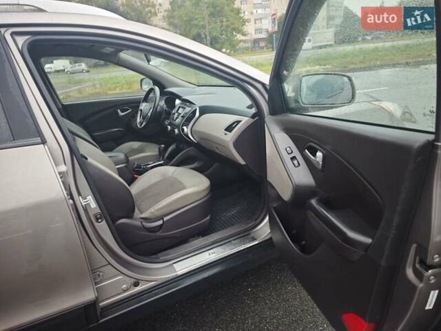 Коричневый Хендай Туксон, объемом двигателя 2.4 л и пробегом 148 тыс. км за 11700 $, фото 25 на Automoto.ua