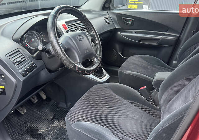 Красный Хендай Туксон, объемом двигателя 2 л и пробегом 255 тыс. км за 6999 $, фото 9 на Automoto.ua