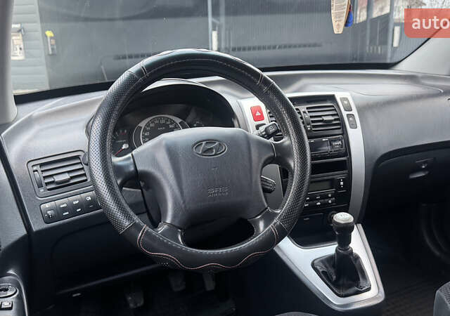 Красный Хендай Туксон, объемом двигателя 2 л и пробегом 255 тыс. км за 6999 $, фото 8 на Automoto.ua