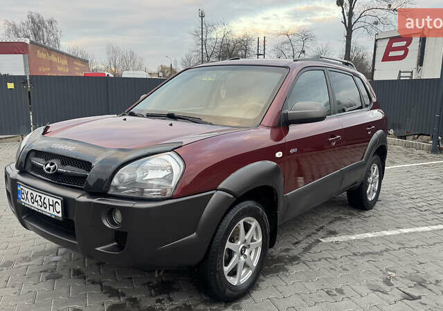 Красный Хендай Туксон, объемом двигателя 2 л и пробегом 255 тыс. км за 6999 $, фото 1 на Automoto.ua