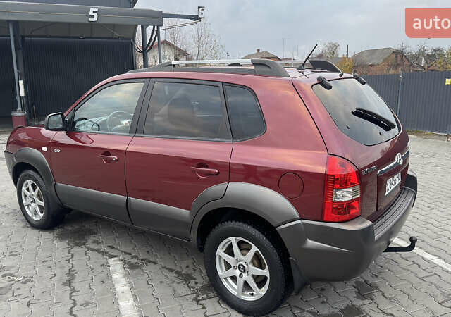 Красный Хендай Туксон, объемом двигателя 2 л и пробегом 255 тыс. км за 6999 $, фото 6 на Automoto.ua