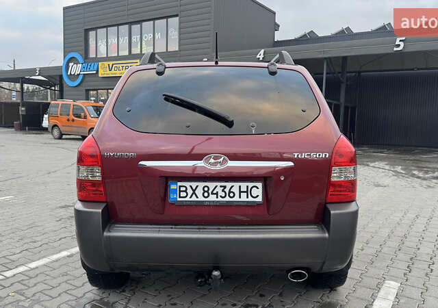Красный Хендай Туксон, объемом двигателя 2 л и пробегом 255 тыс. км за 6999 $, фото 7 на Automoto.ua