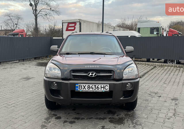 Красный Хендай Туксон, объемом двигателя 2 л и пробегом 255 тыс. км за 6999 $, фото 2 на Automoto.ua