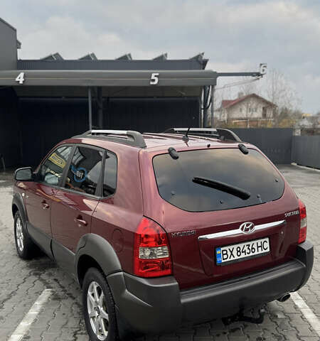 Красный Хендай Туксон, объемом двигателя 2 л и пробегом 255 тыс. км за 6999 $, фото 20 на Automoto.ua