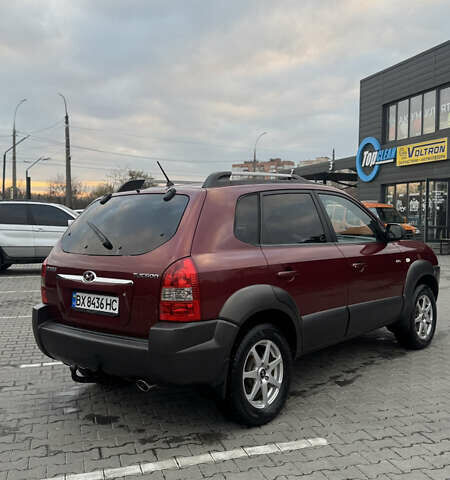 Красный Хендай Туксон, объемом двигателя 2 л и пробегом 255 тыс. км за 6999 $, фото 18 на Automoto.ua