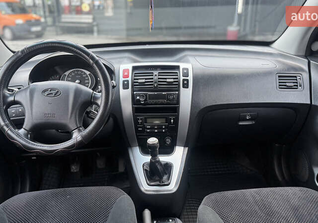 Красный Хендай Туксон, объемом двигателя 2 л и пробегом 255 тыс. км за 6999 $, фото 12 на Automoto.ua